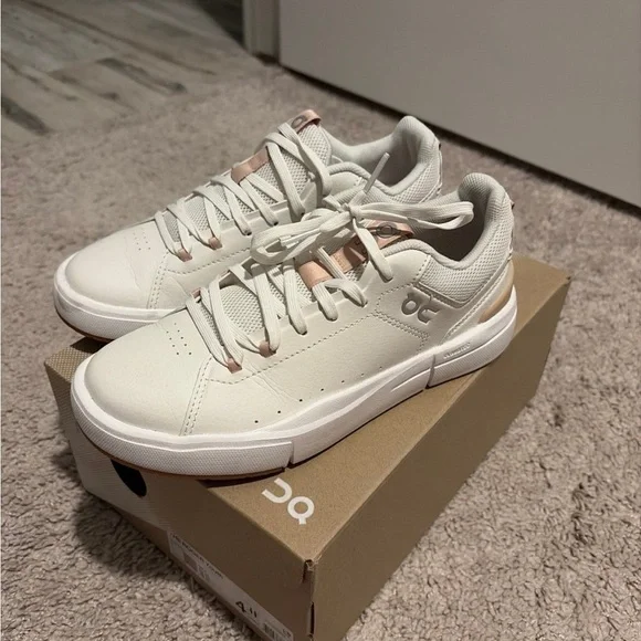 Girls Youth On Cloud The Roger Ivory & Rose Gold Sneakers - Picture 1 of 4